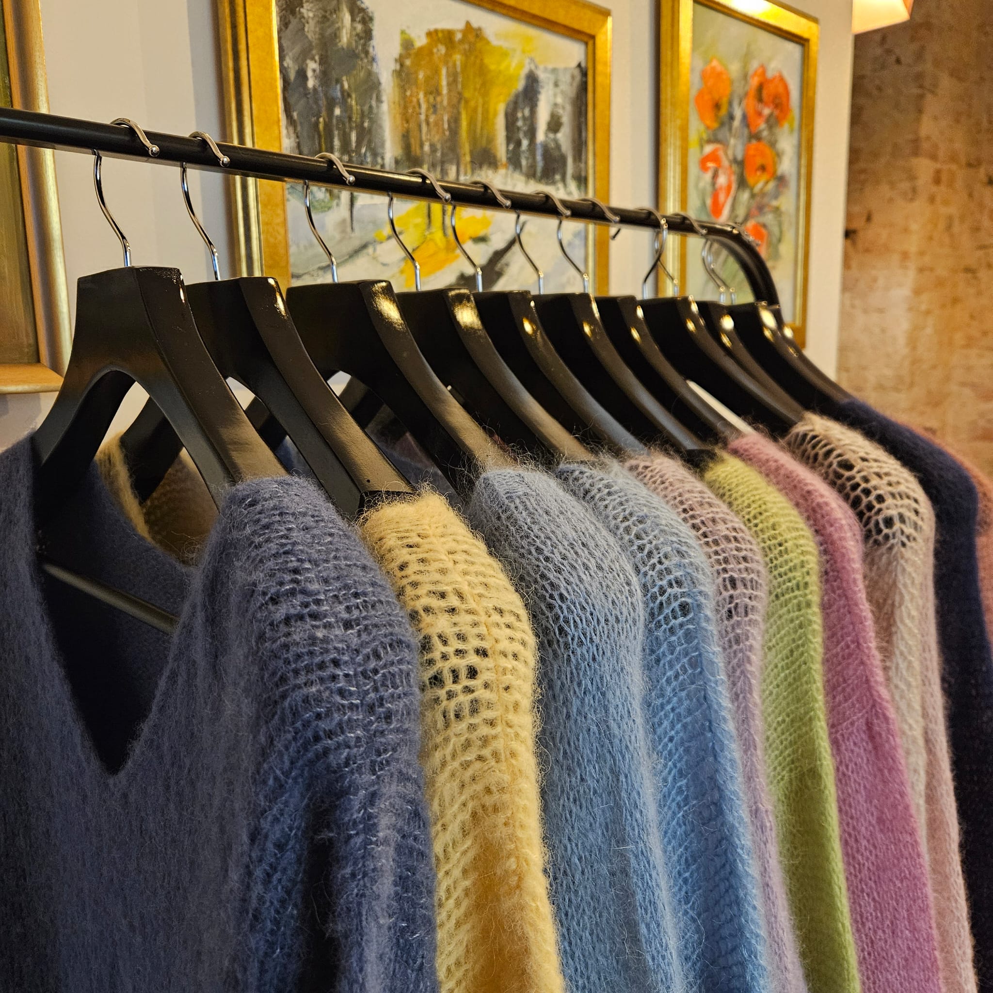 Krāsaini adījumi- mohēras un zīda dzēperi un jakas