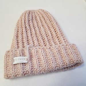 Rozā merīnvilnas cepure ar zīdu